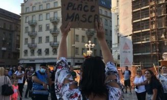 Proteste cu zeci de persoane la Cluj și în alte orașe mari împotriva obligativităţii purtării măştii de protecţie în şcoli