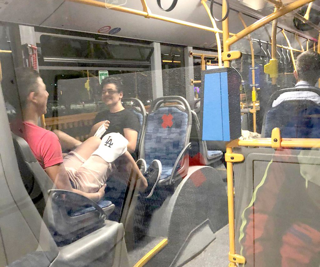 Cu picioarele pe scaune, fără mască şi înjurând, la plimbare cu CTP prin oraşul de 5 stele