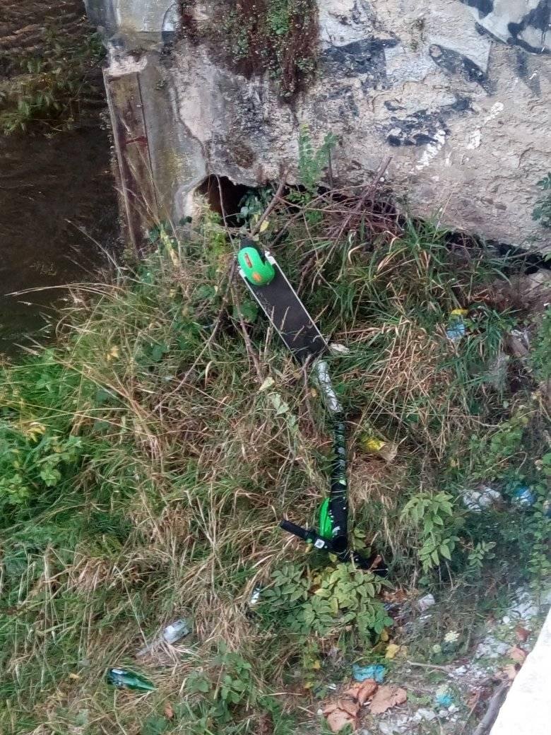 Noul "sport la modă" în Cluj: aruncatul trotinetelor electrice în apă