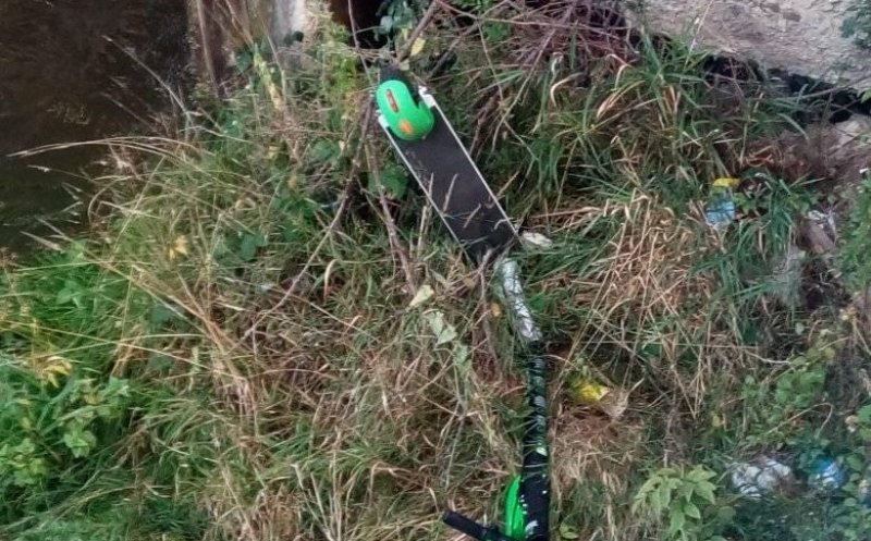 Noul "sport la modă" în Cluj: aruncatul trotinetelor electrice în apă