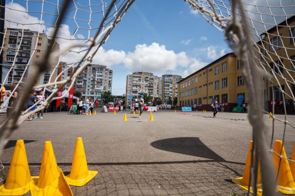 La un pas de tragedie! O poartă de fotbal dintr-un parc din Cluj a căzut peste un copil