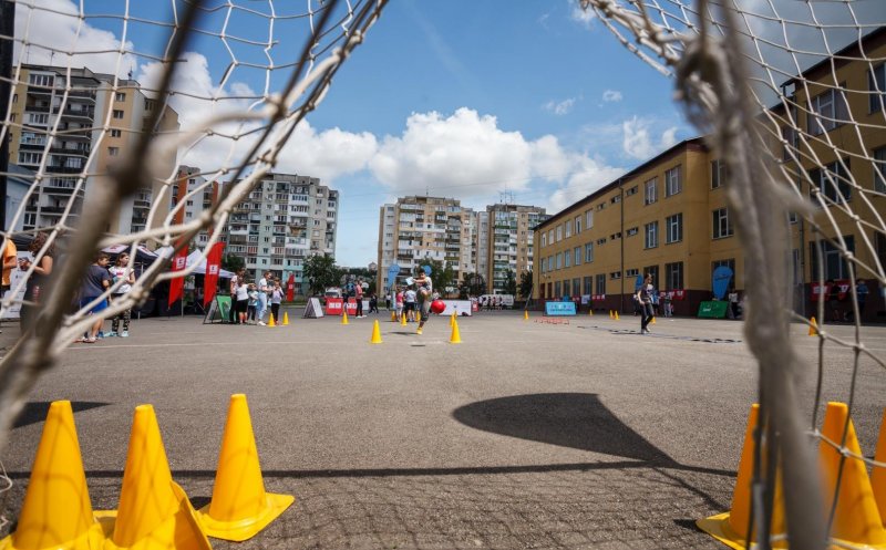 La un pas de tragedie! O poartă de fotbal dintr-un parc din Cluj a căzut peste un copil