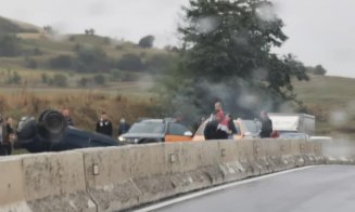 Trafic blocat pe Cluj-Turda. O mașină s-a dat peste cap