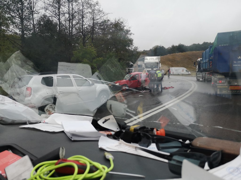 Accident mortal pe Cluj-Oradea: Un șofer s-a izbit de un TIR/Trafic blocat