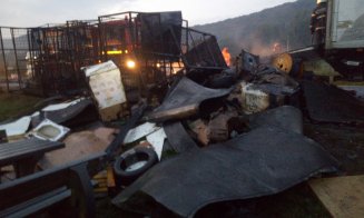 Camion de curierat în flăcări la Gilău. S-au deteriorat toate coletele