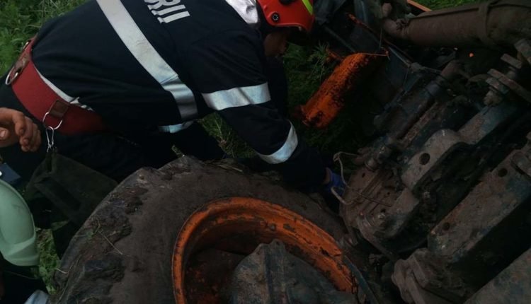 A murit strivit de un tractor. Şoferul era băut, iar tractorul şi remorca nu sunt înmatriculate