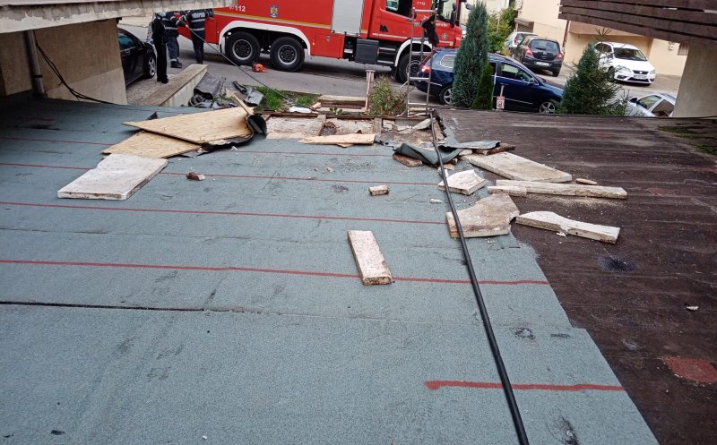 Incendiu pe o stradă din Cluj-Napoca. S-au aprins acoperișurile de pe două case