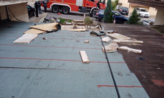 Incendiu pe o stradă din Cluj-Napoca. S-au aprins acoperișurile de pe două case