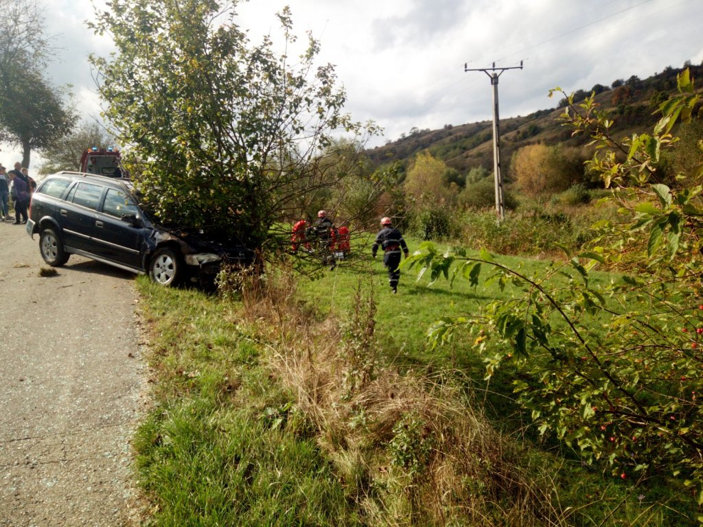 Accident pe un drum din Cluj. O mașină s-a izbit de un copac/ Șoferul, rupt de beat și fără permis