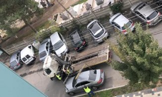 Ce faci când "băieții deștepți" parchează de blochează toată strada? O iei pe trotuar...