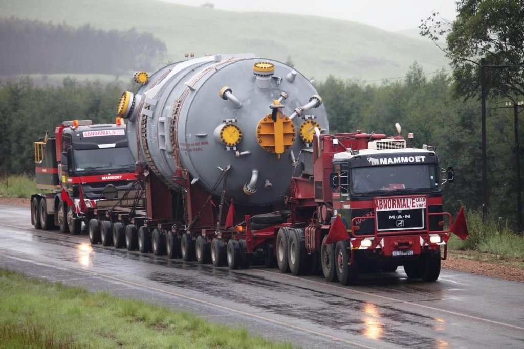 Atenție, șoferi! Vehicul agabaritic, cu o confecție metalică, pe șoseaua Cluj – Oradea