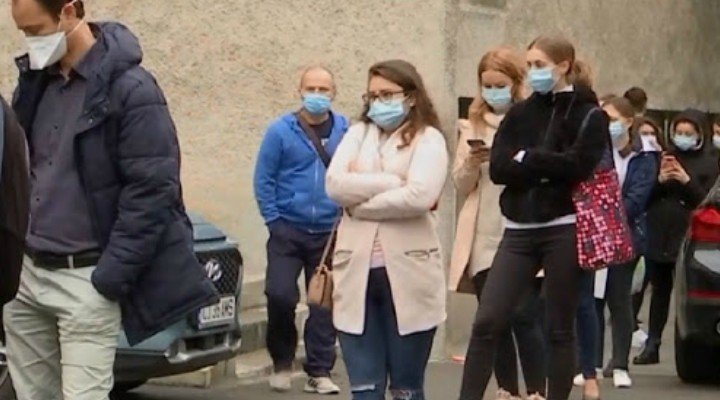 Viitorii medici din Cluj, la cozi interminabile pentru a-şi completa dosarul de rezidenţiat
