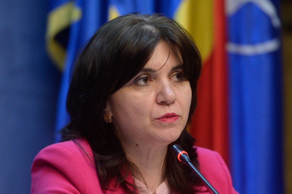 Copiii din locuinţele fără curent electric, pot urmări lecțiile... la televizor. Cel puţin aşa crede ministrul Educaţiei