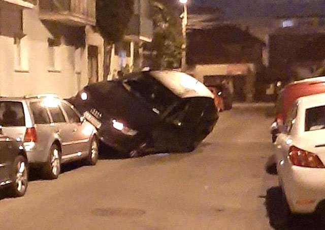 Accident sau cascadorie pe o stradă din Cluj-Napoca? Șoferul unui Audi a "parcat" peste o altă mașină