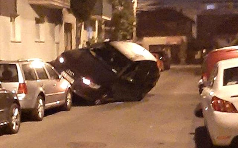 Accident sau cascadorie pe o stradă din Cluj-Napoca? Șoferul unui Audi a "parcat" peste o altă mașină