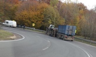 Camion răsturnat pe Piatra Craiului