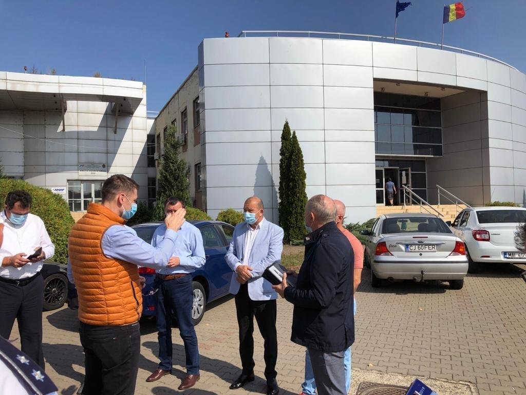 Birou al primăriei în noul sediu al Serviciului de permise și înmatriculări auto din Someșeni