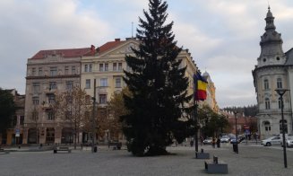 Clujul se pregătește de Crăciun! S-a montat bradul în Piața Unirii