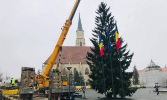 Clujul se pregătește de Crăciun! S-a montat bradul în Piața Unirii