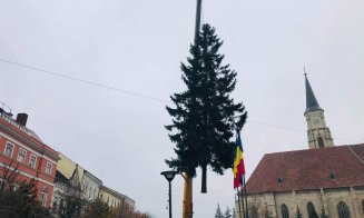 Clujul se pregătește de Crăciun! S-a montat bradul în Piața Unirii