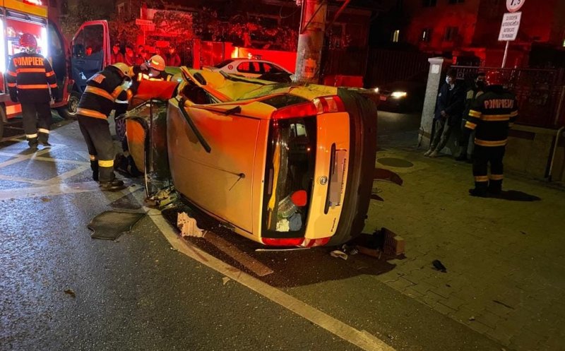 Accident cu două mașini în Baciu. Una s-a răsturnat/Printre răniți, un adolescent