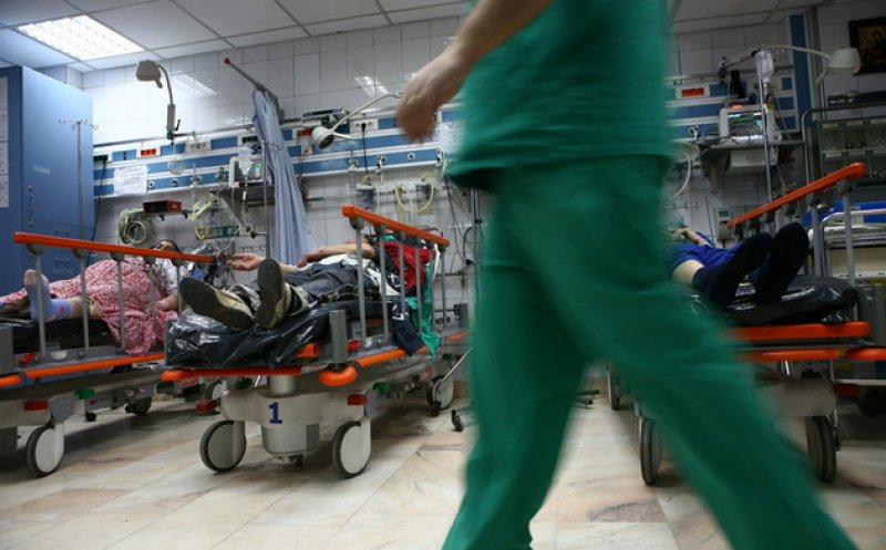 Cine păzeşte spitalele COVID? Un bărbat infectat cu coronavirus a fugit de trei ori din spital în aceeaşi zi