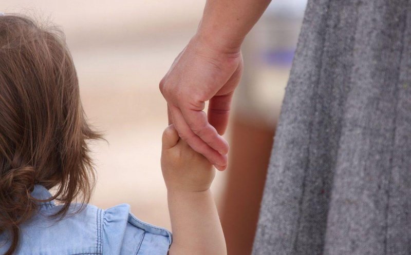 Legea adopţiei a fost modificată. Noua lege caută rudele copilului o singură dată şi doar până la gradul al treilea inclusiv
