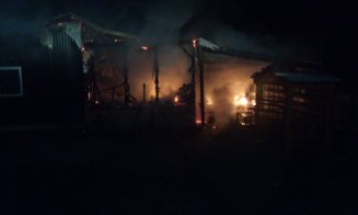 O cabană a fost mistuită de flăcări astă noapte în judeţul Cluj