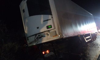 Poleiul face ravagii în Cluj. Tir plin de legume și fructe, răsturnat la Izvoru Crișului