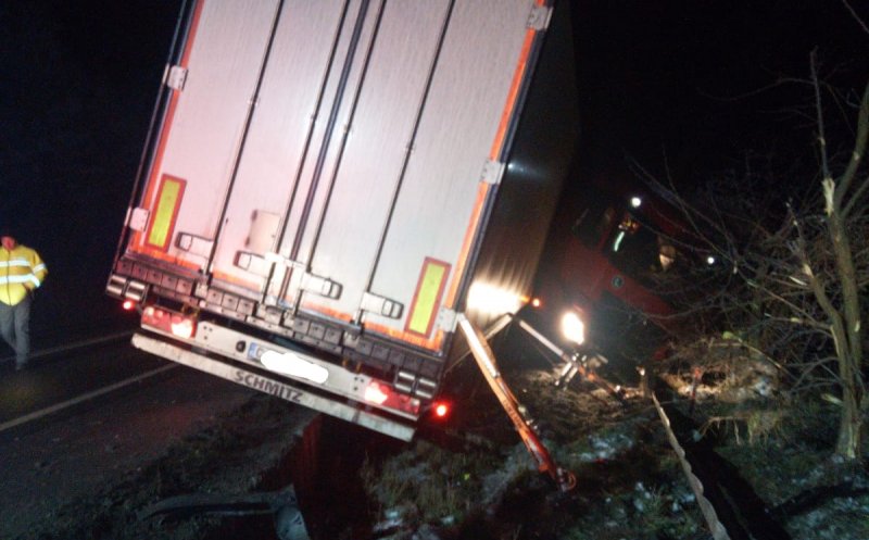 Poleiul face ravagii în Cluj. Tir plin de legume și fructe, răsturnat la Izvoru Crișului