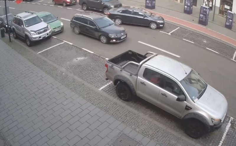Laș sau nesimțit? A lovit o mașină și a fugit - VIDEO