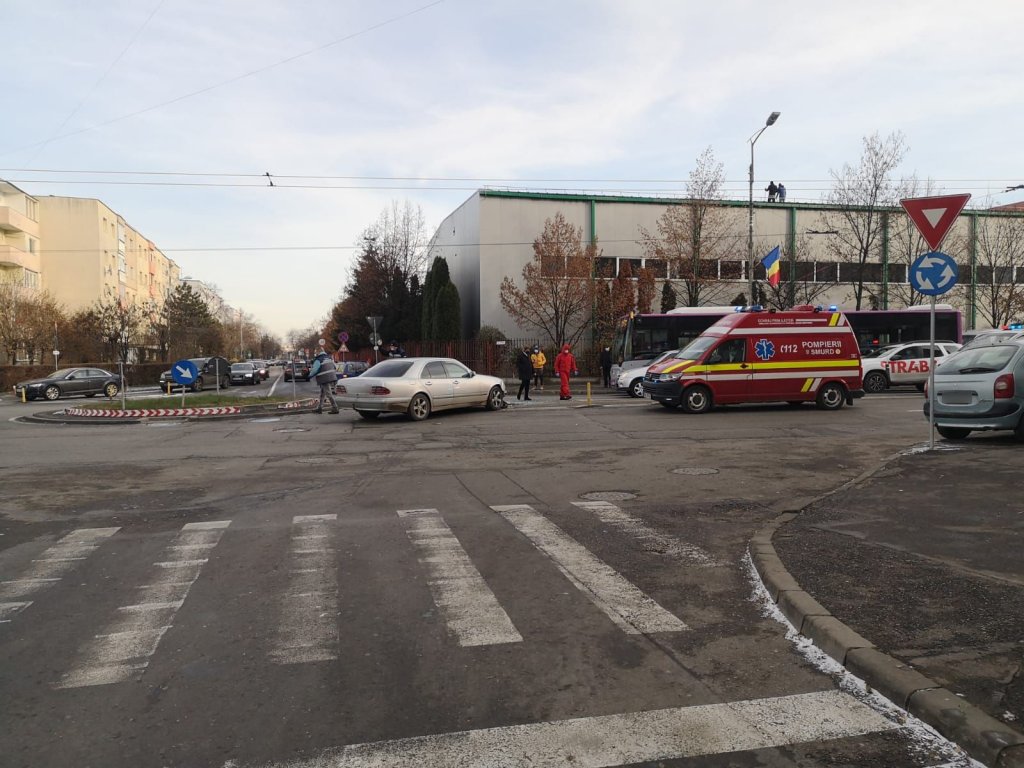 Accident în sensul giratoriu de pe Fabricii. O persoană a ajuns la spital