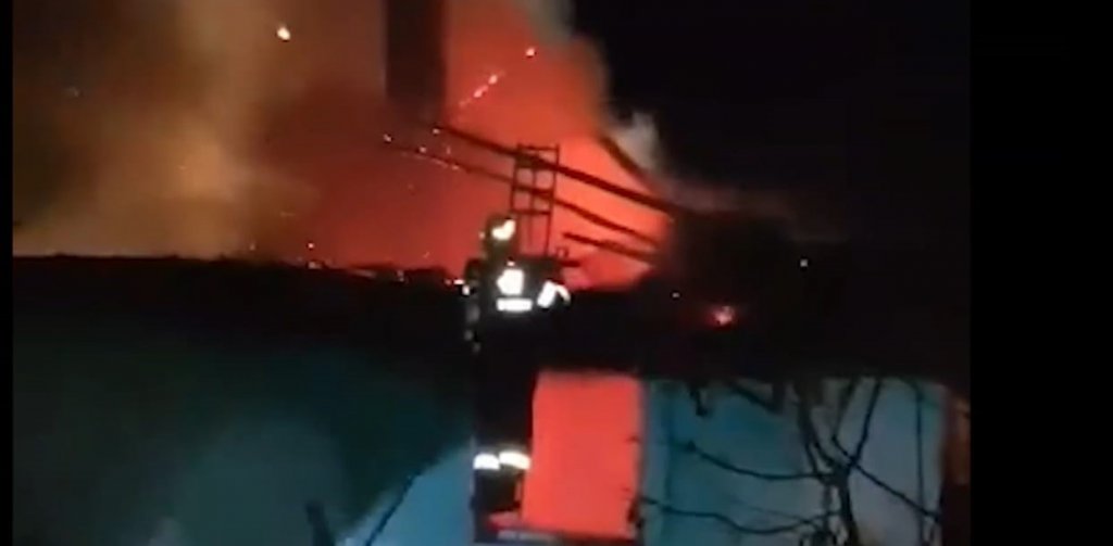 Incendiu într-o localitate din Cluj. O clădire a ars în totalitate