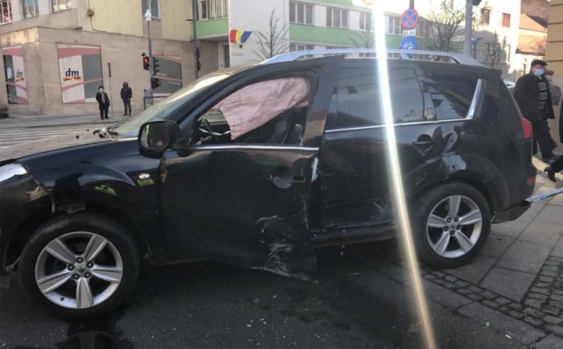 Accident cu doi bolizi la Primărie. Stâlpul cu indicatoarele de pe trotuar, pus la pământ