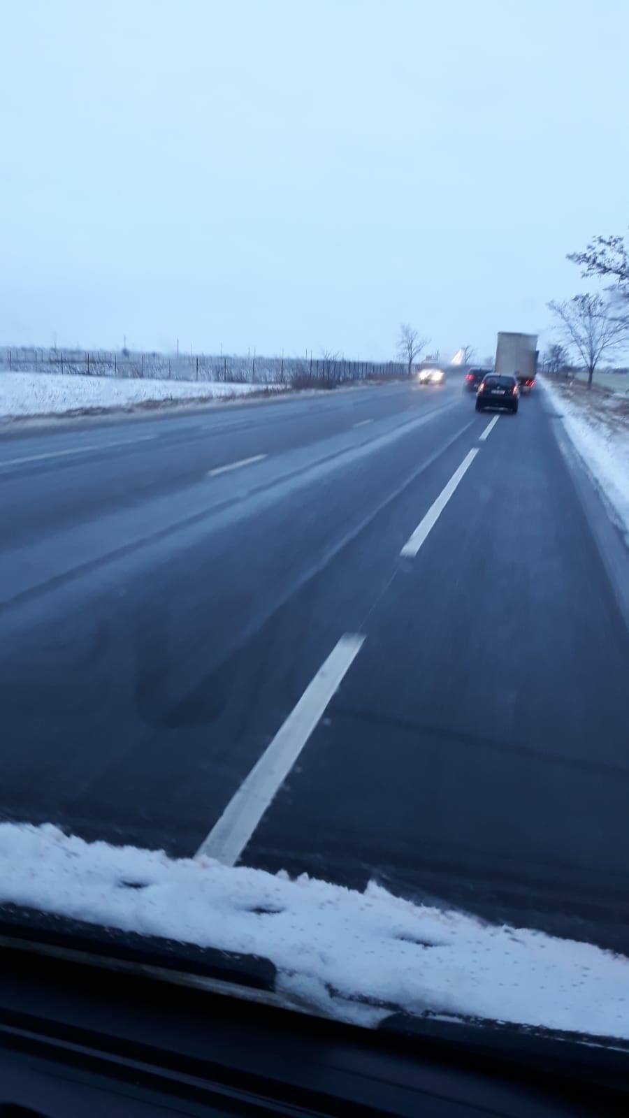 Atenție la polei! Șoferii, sfătuiți să circule cu prudență