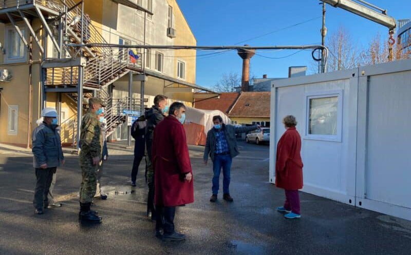 Încă patru containere pentru triaj epidemiologic la Cluj. Două ajung la Pediatria de pe Moților