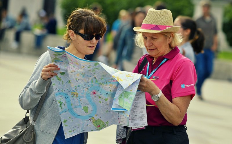 Românii din străinătate, recompensați dacă aduc turiști străini în țară