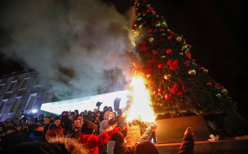 Proteste violente şi brad de Crăciun incendiat după ce un tânăr a fost împuşcat mortal. Încălcase legea carantinei