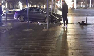 Accident în Piața Unirii. Un șofer s-a înfipt într-un stâlp