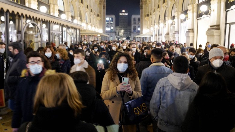 Străzile s-au umplut de lume în Italia după relaxarea restricţiilor. Bate la uşă al treilea val?