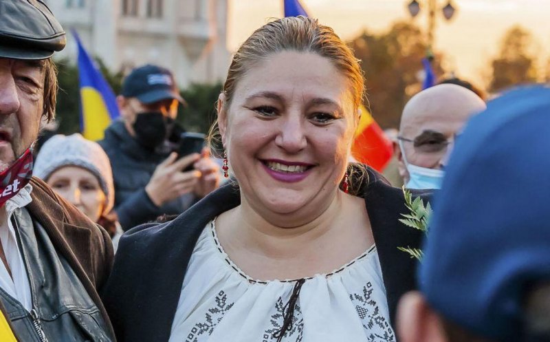 Diana Șoșoacă, viitoarea senatoare AUR, s-a lăudat pe Facebook: „Mi-am dat masca șos la Cotroceni, SPP a înlemnit”