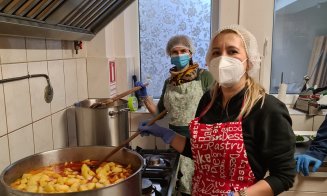 Zeci de clujeni nevoiaşi depind zilnic de mâncarea pregătită de voluntarii de la "O masă caldă" pentru a-şi potoli foamea