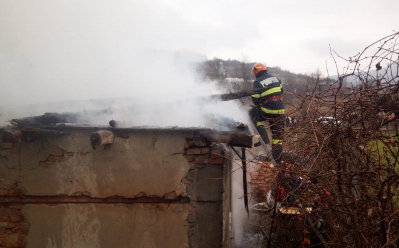 Şi-a dat foc la casă cu afumătoarea de cârnaţi din pod