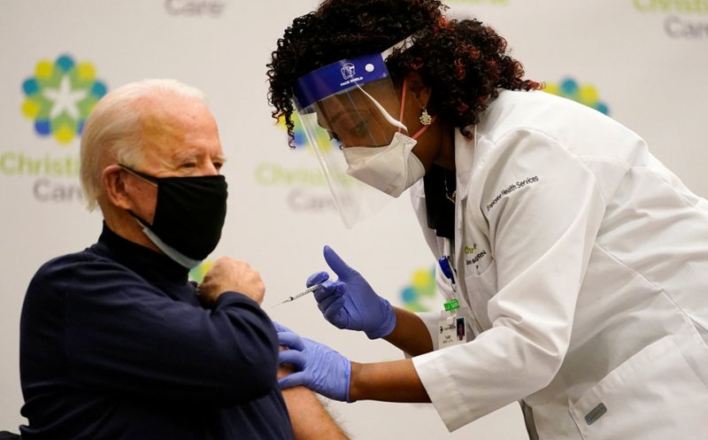 Joe Biden: "Nu aveţi motive de îngrijorare".  Președintele-ales al SUA  s-a vaccinat  live la TV