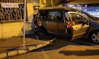 Două mașini au fost avariate serios azi-noapte, în urma unui accident. Cine a fost de vină