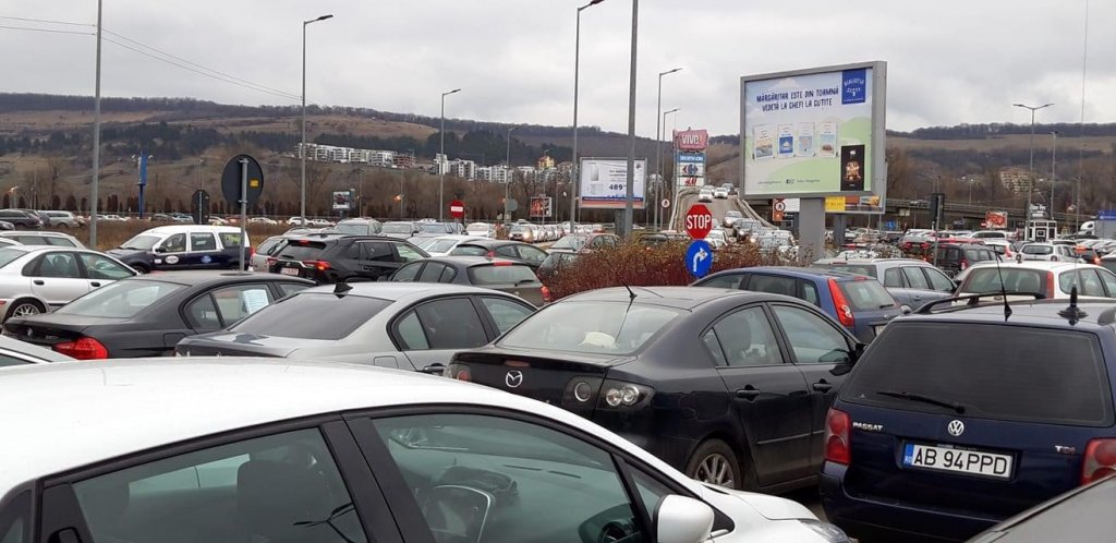 Cozi infernale la mall-urile din Cluj. Prefectul Clujului: „Îi rog pe clujeni să nu mai meargă în weekend în mall-uri, se pot face comenzi online”
