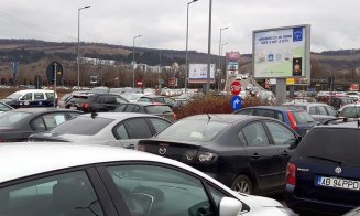 Cozi infernale la mall-urile din Cluj. Prefectul Clujului: „Îi rog pe clujeni să nu mai meargă în weekend în mall-uri, se pot face comenzi online”