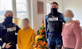 Polițiștii din Cluj au devenit ajutoarele lui Moș Crăciun. IPJ Cluj transmite: „De Crăciun, nu e greu să fii mai bun”