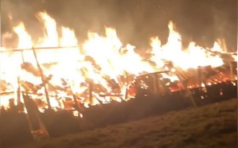 Incendiu violent într-o localitate din Cluj. Un saivan cu tone de fân a fost cuprins de flăcări