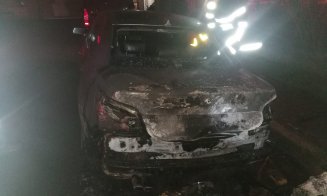 Incendiu pe o stradă din Cluj. O mașină a luat foc în parcare